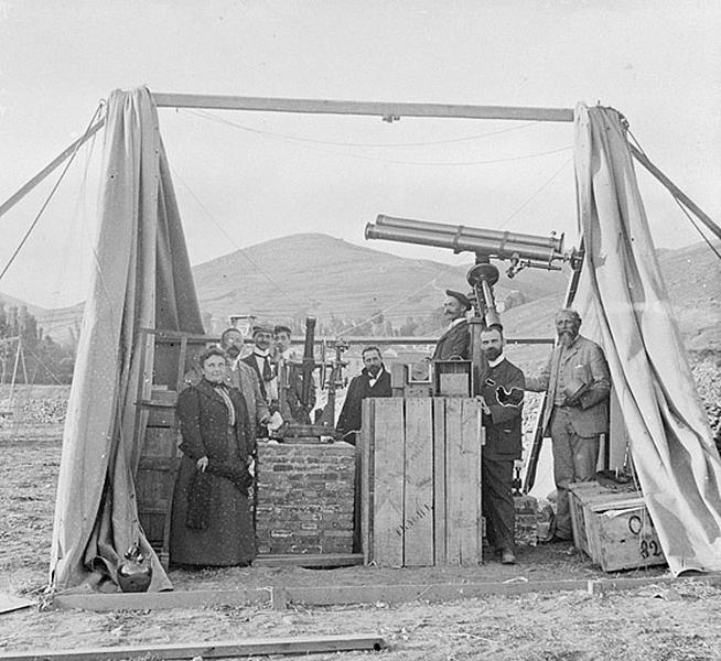 Cistierna. Août 1905. Mission Hamy. Vue générale des appareils prise du SW [membres de la mission de Cistierna et instruments, dont la lunette photographique].