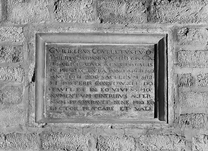 Plaque commémorative de fondation d'une chapelle par Guillaume Courlet, avocat fiscal de Philippe II, roi d'Espagne