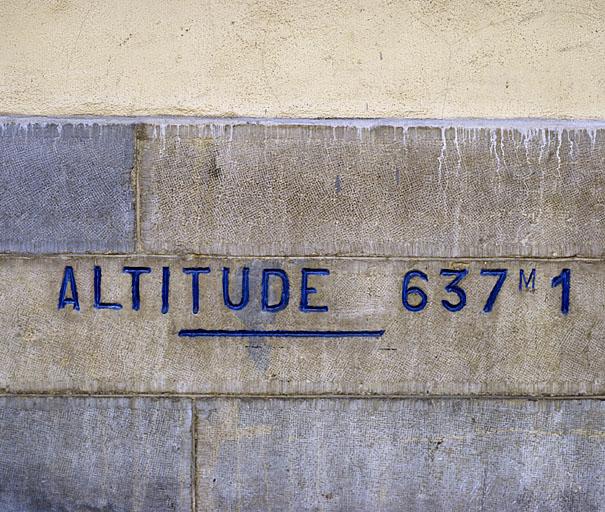 Bâtiment des voyageurs : inscription altimétrique.