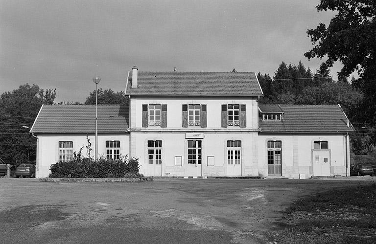 Bâtiment des voyageurs : vue d'ensemble, de face.