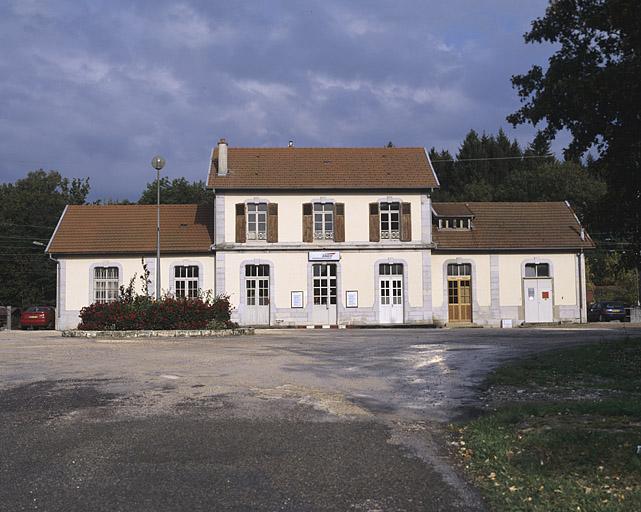 Bâtiment des voyageurs : vue d'ensemble, de face.