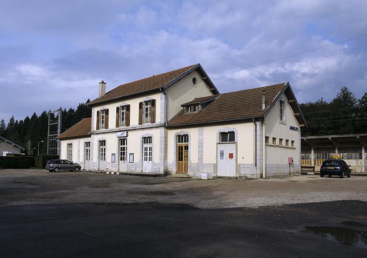 Bâtiment des voyageurs : vue d'ensemble, de trois quarts droite.