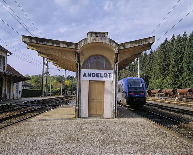 Abri de voyageurs, depuis le nord-est.