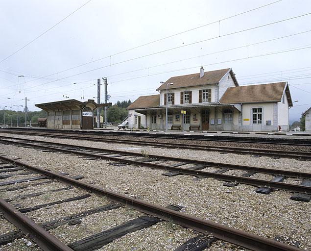 Bâtiment des voyageurs et abri, depuis le nord-ouest.