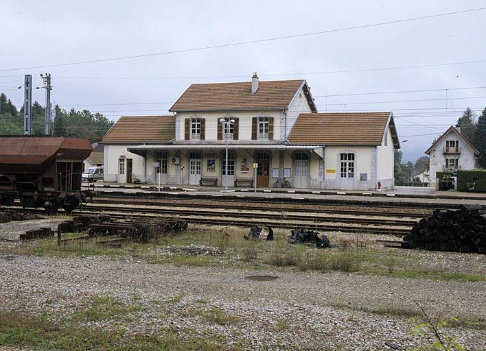 Bâtiment des voyageurs : façade postérieure, de trois quarts droite.