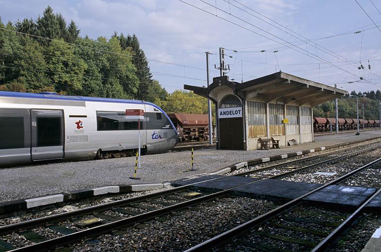 Abri de voyageurs, depuis le sud-ouest, avec autorail X 73500.