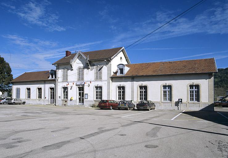 Bâtiment des voyageurs : vue d'ensemble, de trois quarts droite.