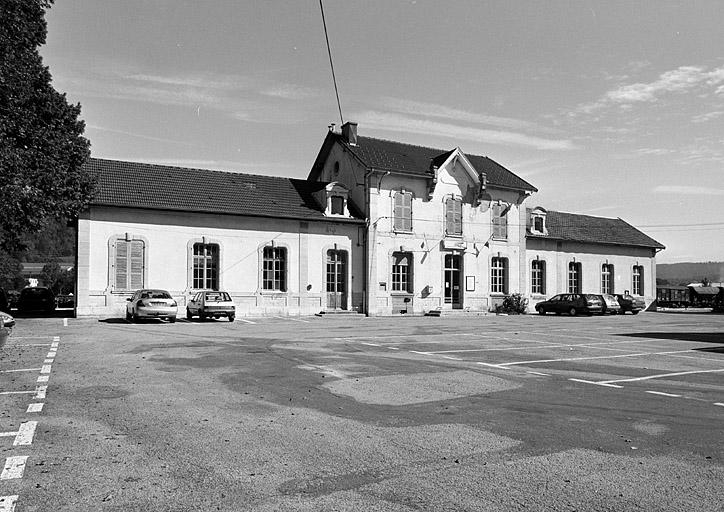 Bâtiment des voyageurs : vue d'ensemble, de trois quarts gauche.