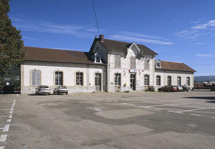 Bâtiment des voyageurs : vue d'ensemble, de trois quarts gauche.