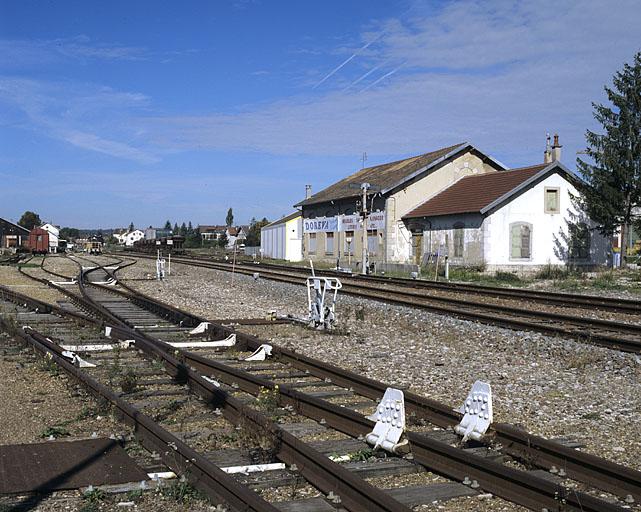 Vue d'ensemble de la remise ferroviaire (actuellement magasin de commerce), depuis le sud.