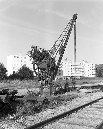 Machine à lever à bâti fixe (grue tournante fixe)