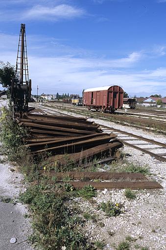 Grue, voies, wagon et traverses métalliques.