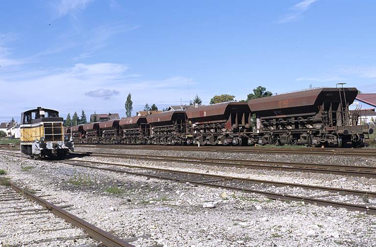 Locomotive diesel Y 7400 (n° Y 7435) et wagons-trémies.