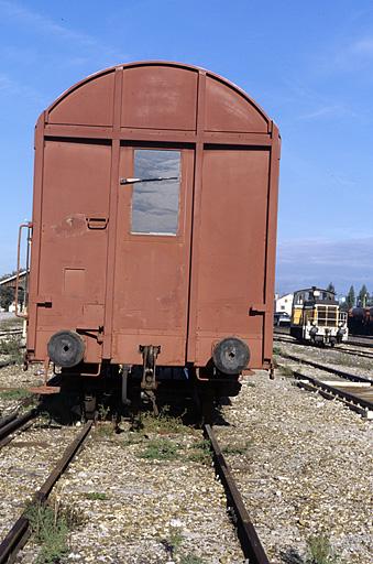 Extrémité d'un wagon couvert à essieux indépendants.