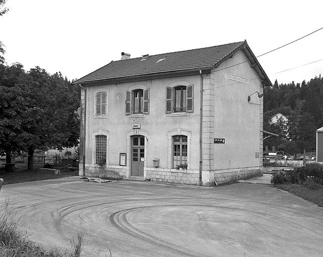 Bâtiment des voyageurs : façade antérieure, de trois quarts droite.