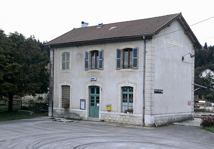 Bâtiment des voyageurs : façade antérieure, de trois quarts droite.