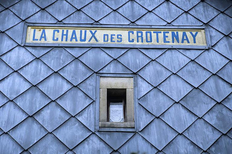 Bâtiment des voyageurs : nom de la gare porté sur l'élévation latérale sud (côté La Cluse).