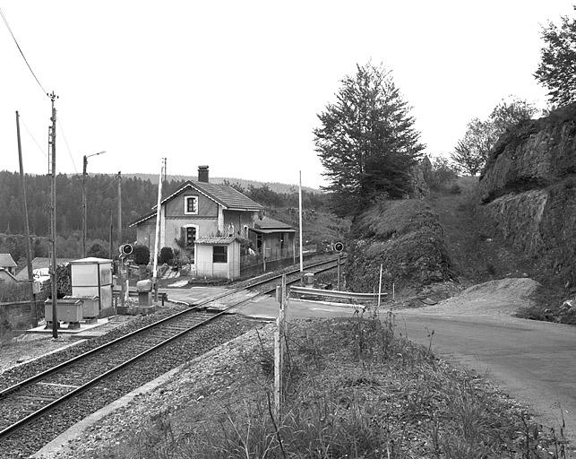 Vue d'ensemble, depuis le nord. Maison au PK 032.118.