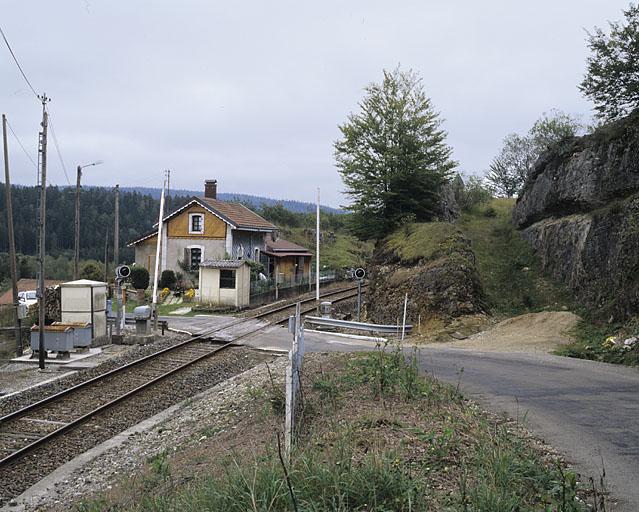 Vue d'ensemble, depuis le nord. Maison au PK 032.118.