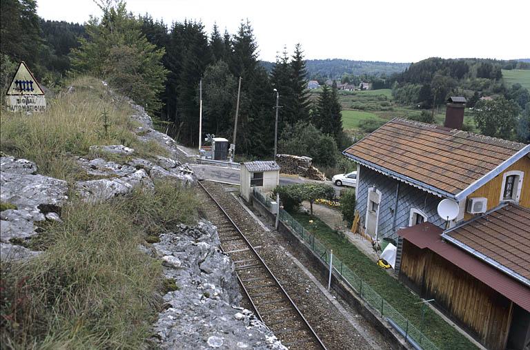 Vue plongeante sur la façade postérieure (côté voie) et le passage à niveau. Maison au PK 032.118.