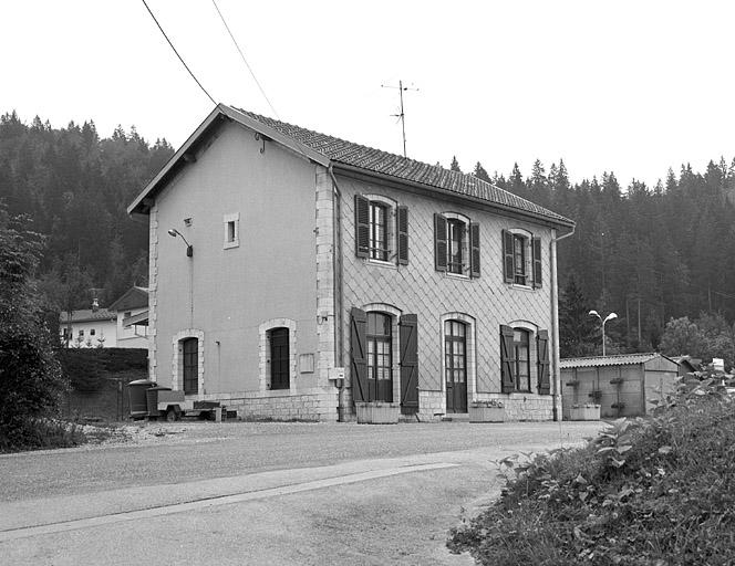 Bâtiment des voyageurs : élévation antérieure, de trois quarts gauche.