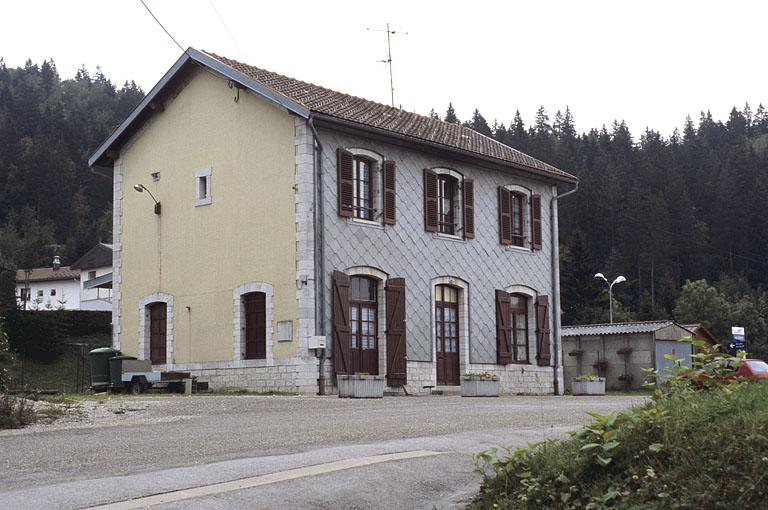 Bâtiment des voyageurs : élévation antérieure, de trois quarts gauche.