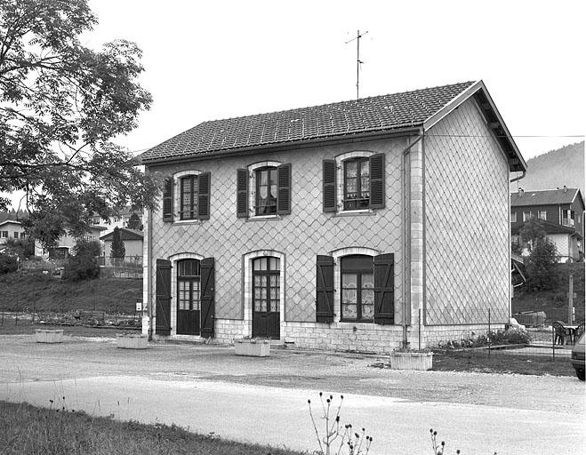 Bâtiment des voyageurs : élévation antérieure, de trois quarts droite.