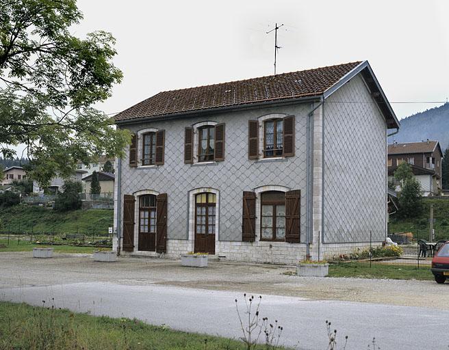 Bâtiment des voyageurs : élévation antérieure, de trois quarts droite.