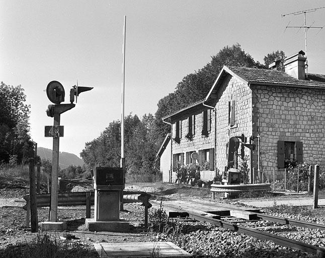 Façade postérieure et passage à niveau.