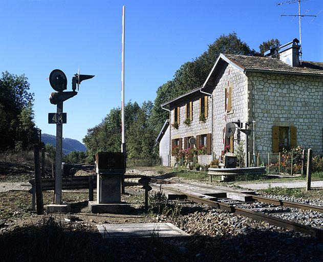 Façade postérieure et passage à niveau.