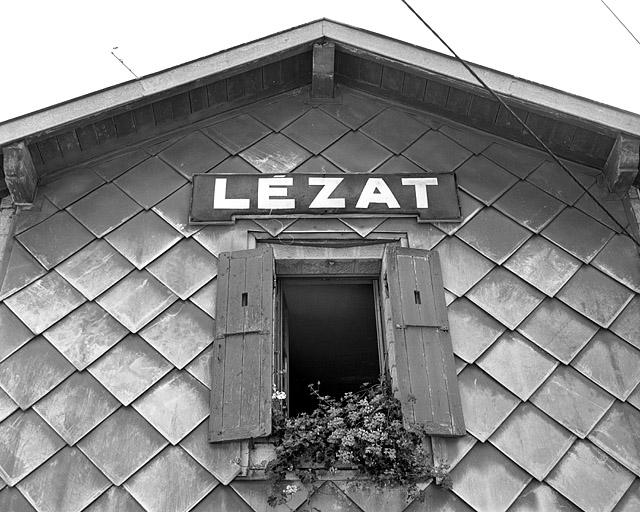 Nom de la gare porté sur le mur pignon ouest de la maison.