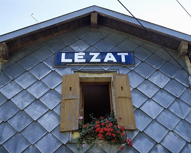 Nom de la gare porté sur le mur pignon ouest de la maison.