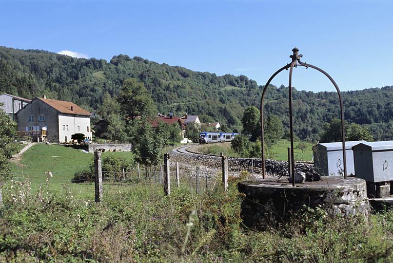 Vue d'ensemble du puits, avec autorail X 73500 (en provenance de Morez) en arrière-plan.