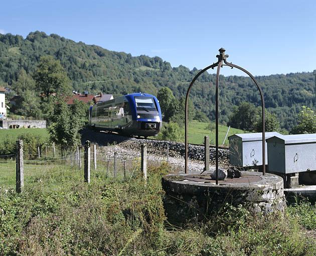 Puits, avec autorail X 73500 (en provenance de Morez) en arrière-plan.