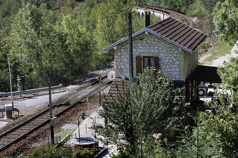 Vue d'ensemble plongeante sur la maison et son puits, depuis le nord.