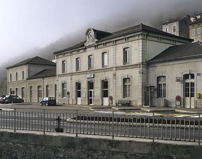 Bâtiment des voyageurs : façade antérieure, de trois quarts droite.