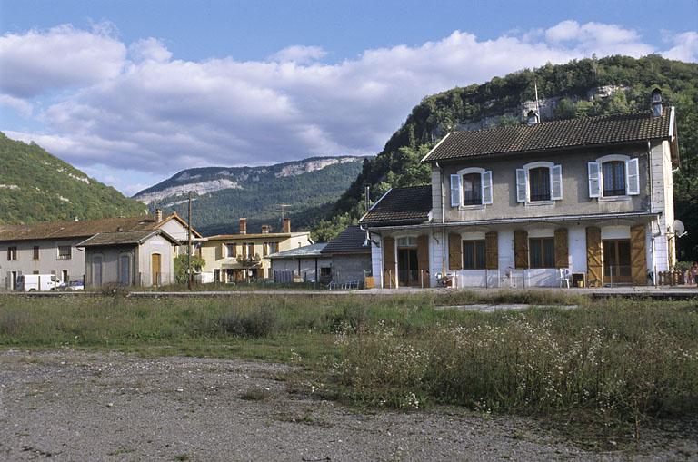 Bâtiment des voyageurs et ' magasin ' : façade postérieure.