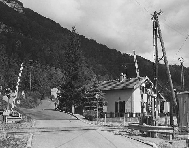 Vue d'ensemble, depuis le sud. Maison au PK 083.009.