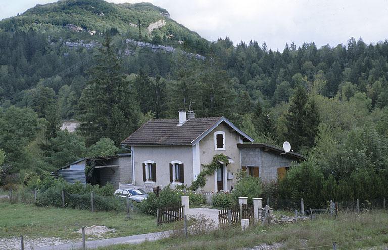 Vue d'ensemble rapprochée, depuis le sud. Maison au PK 084.400.