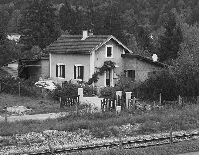 Vue d'ensemble rapprochée, depuis le sud. Maison au PK 084.400.