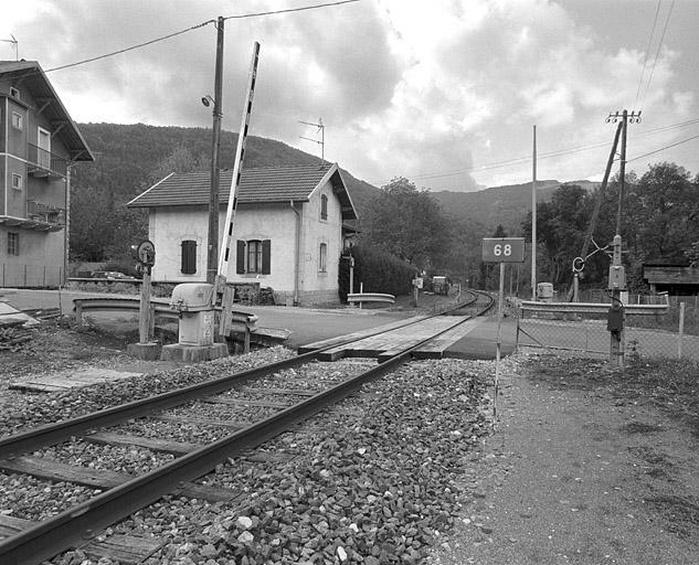 Vue d'ensemble, depuis la voie côté Andelot-en-Montagne (nord-est). Maison au PK 084.987.