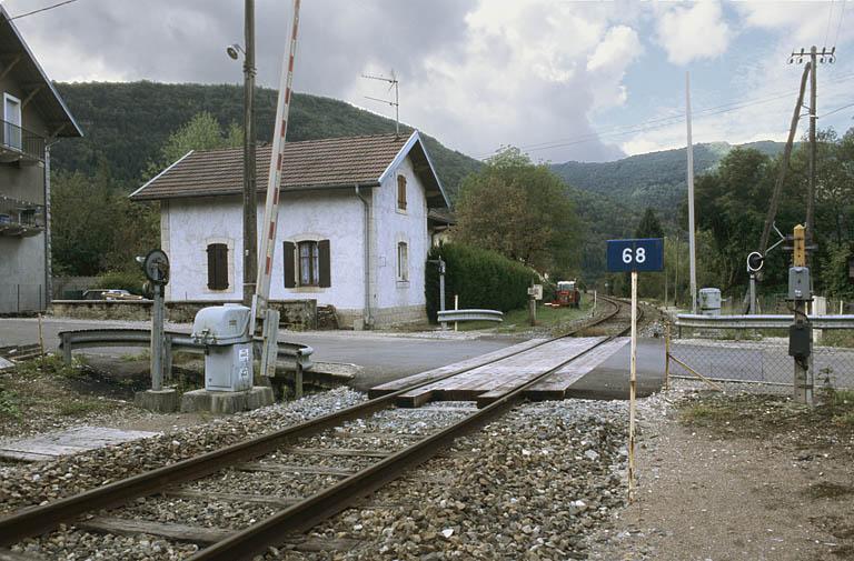 Vue d'ensemble, depuis la voie côté Andelot-en-Montagne (nord-est). Maison au PK 084.987.