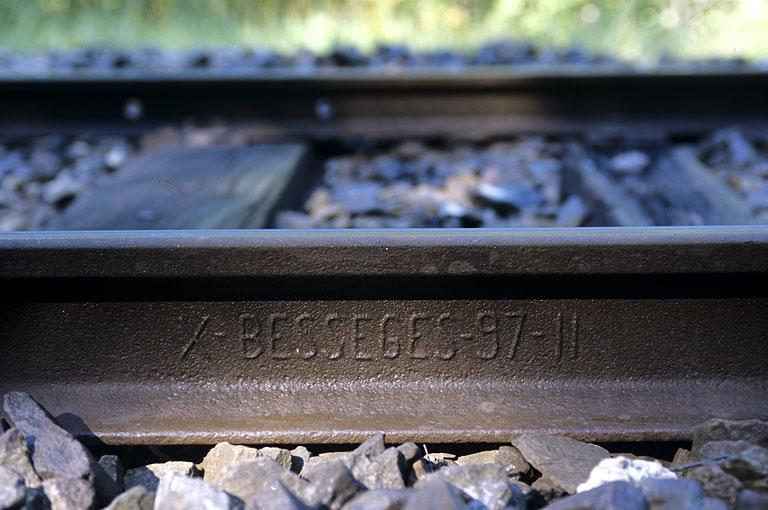 Inscription sur un rail vers le point kilométrique 97 (commune de Dortan, Ain).