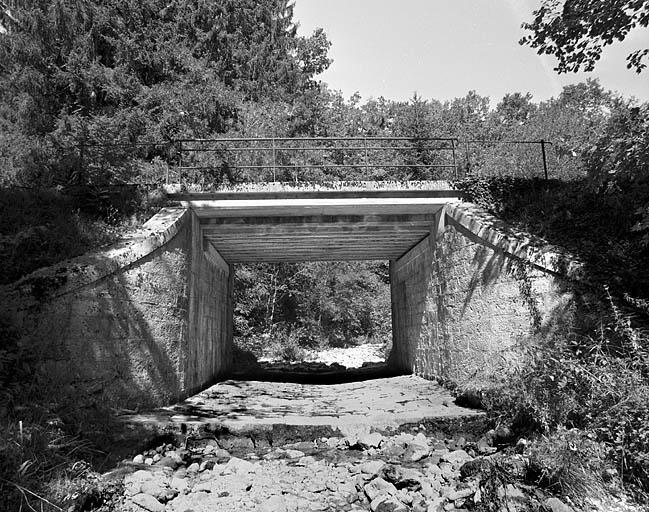 Pont : vue d'ensemble depuis le lit du Merdanson, en aval.