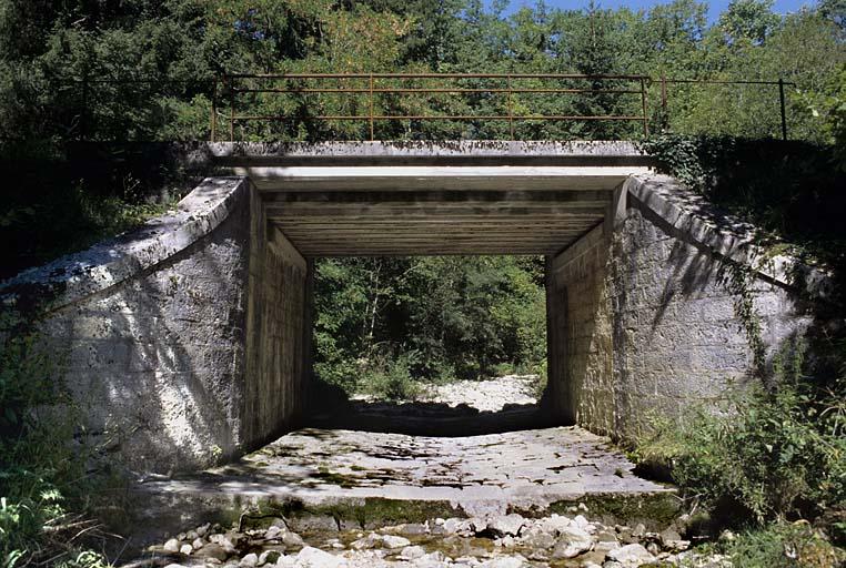 Pont : vue d'ensemble depuis le lit du Merdanson, en aval.