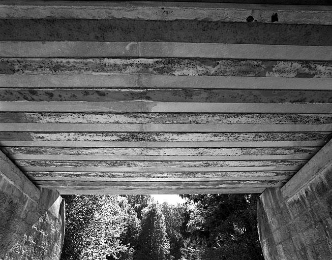 Pont : poutrelles en face inférieure du tablier.