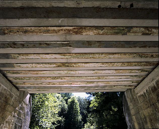 Pont : poutrelles en face inférieure du tablier.