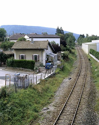 Vue d'ensemble, depuis le nord. Maison au PK 103.140.