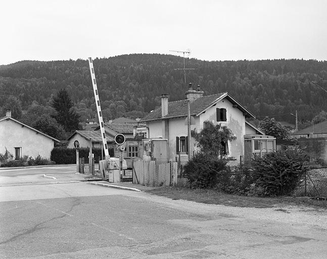 Vue d'ensemble, depuis le nord-ouest. Maison au PK 110.644.