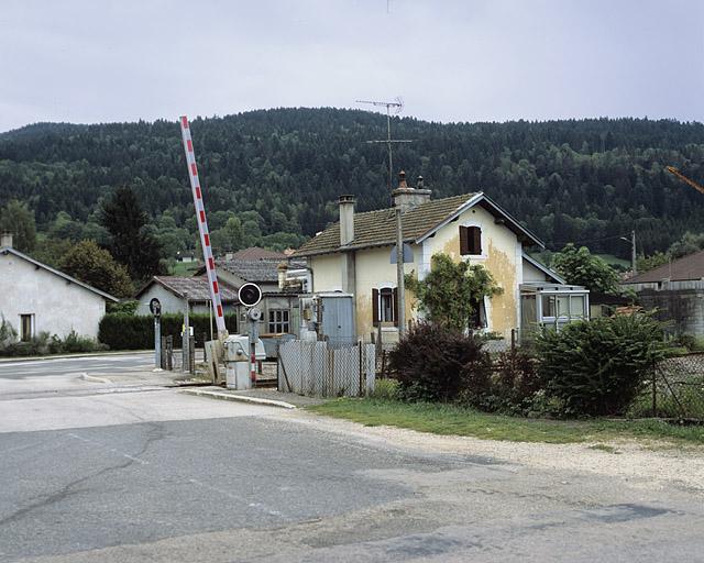 Vue d'ensemble, depuis le nord-ouest. Maison au PK 110.644.